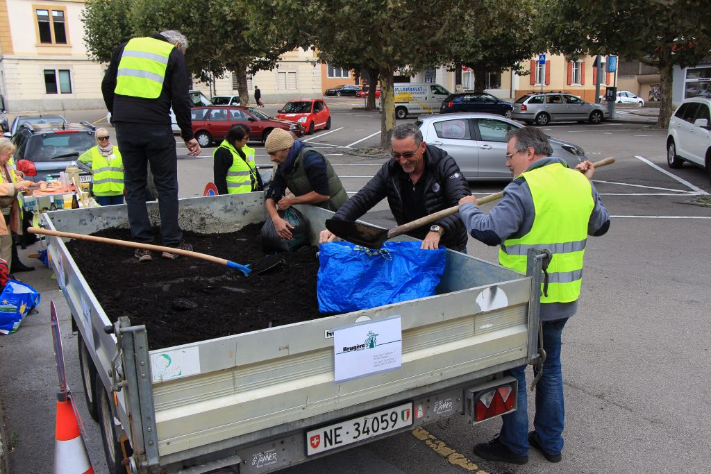 En moins de trois heures, les 2,5 mètres cube de compost ont retrouvé la terre de Peseux! (Photo: S. Sintz)
