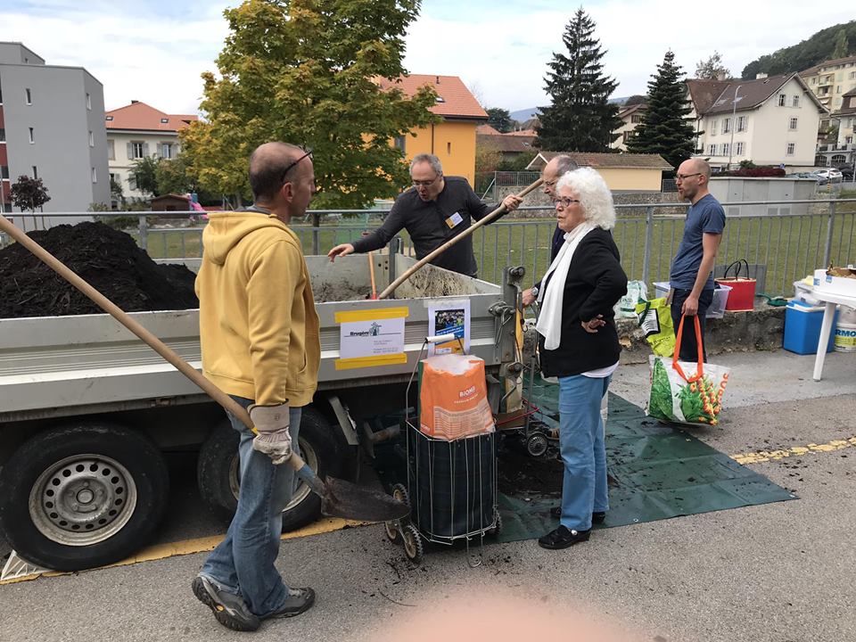 Au printemps et en automne, l'association citoyenne Peseux en mieux organise la distribution du compost produit au moyen des déchets verts du village. (Photo : S. Sintz)